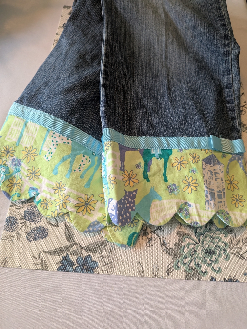 Lilly Pulitzer Wide-Leg Cropped Jeans With Designer Scalloped Hem - Picture 6 of 7
